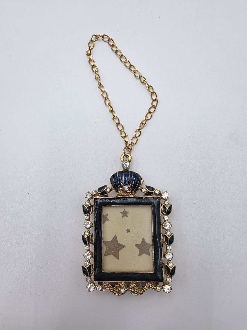 Small Picture Frame With Short Hanging Chain 1" x 1 1/2"